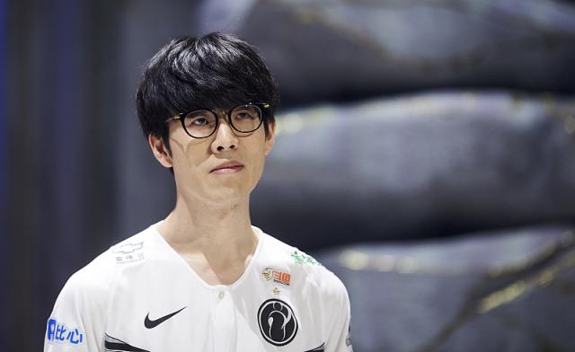 完整的神队伍？OBGG已将 GALA 归类到 Invictus Gaming ，与 TheShy 、 JIEJIE 和 rookie 并列。